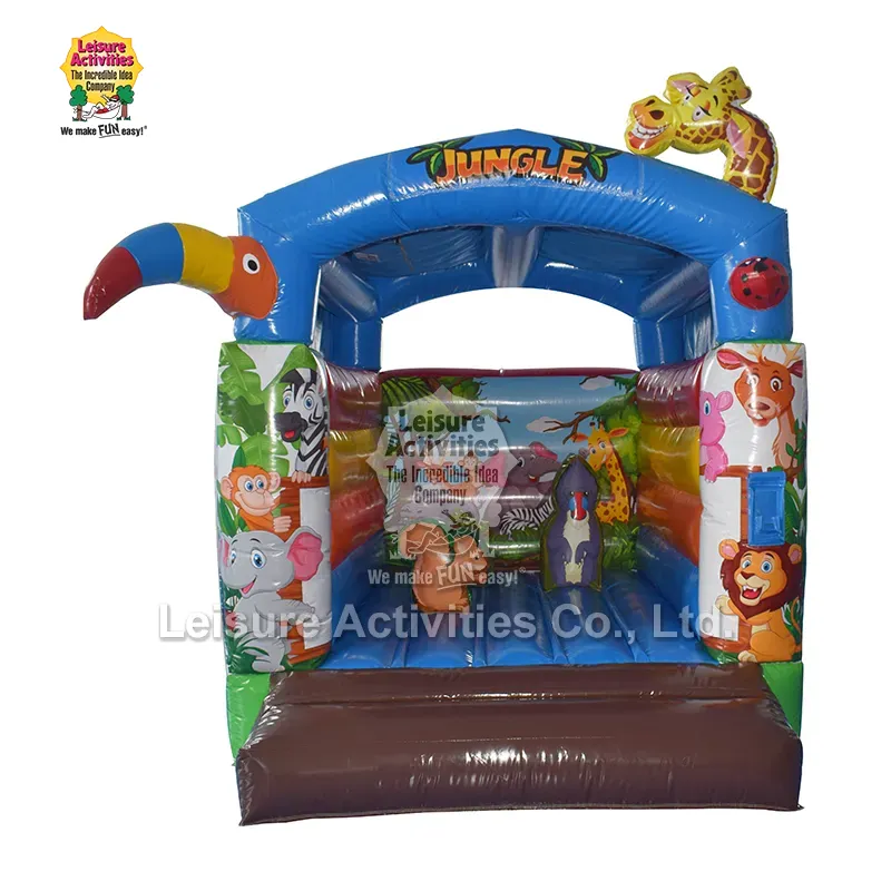 La mini jungla inflable del castillo animoso con el tejado muestra el cambio hacia el juego temático